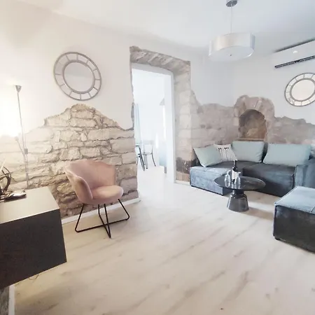 Center - With A Beautiful Terrace Pola