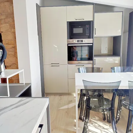 Center - With A Beautiful Terrace Apartament Pula